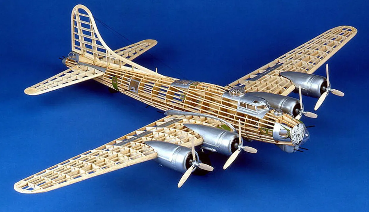 Guillow 1/28 Boeing B-17G Flying Fortress Balsa Model Kit