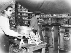 ICM 1/35 US Field Stove M1937 with cooks