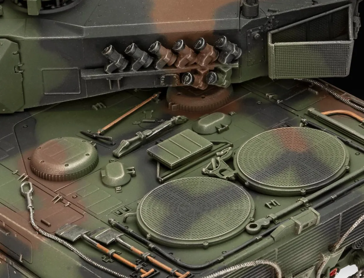 Revell 1/35 70 Years of Bundeswehr - Leopard 2 A6A2 Gift Set