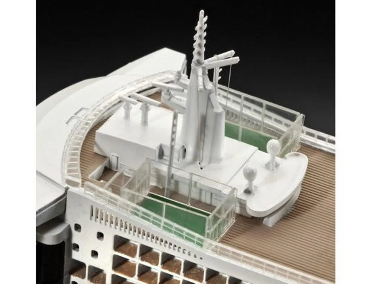 Revell 1/700 Queen Mary 2