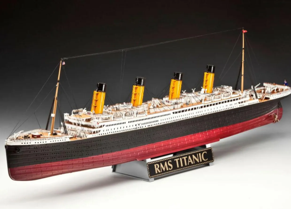 Revell 1/400 RMS Titanic 100 Year Anniversary Gift Set