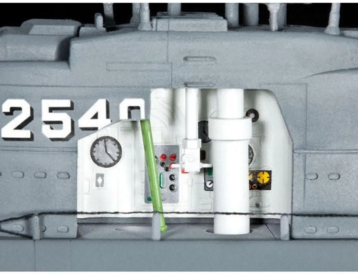 Revell 1/144 U-Boat Type XXI with Interior Detail